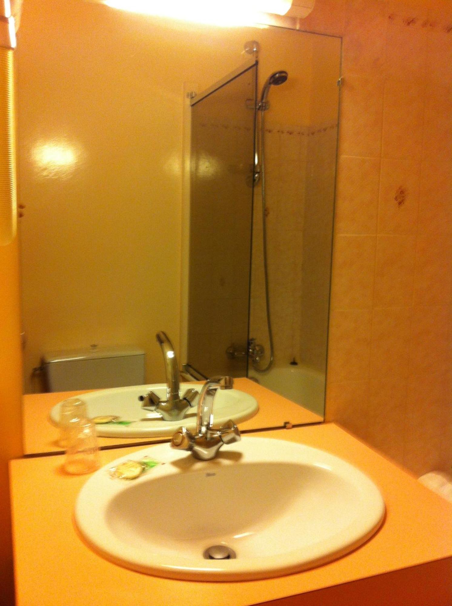 Les Pastels Hotell La Roche-sur-Yon Rum bild